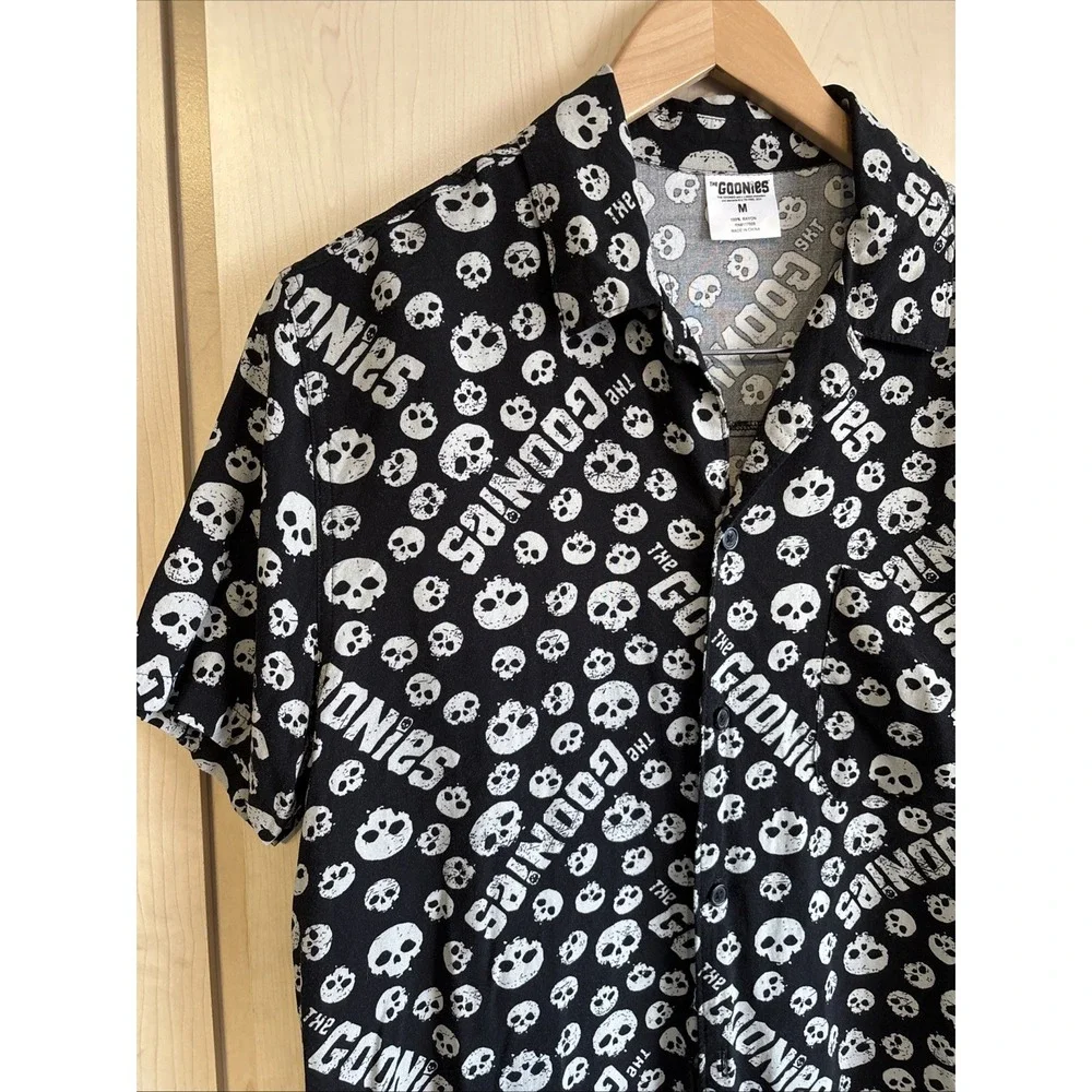 The Goonies Short Sleeve Button Up Shirt Skull Print Men's Size Medium Rayon EUC